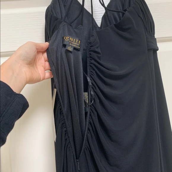 Black gown - Picture 5 of 8